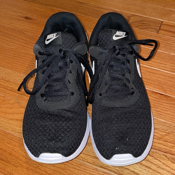Nike women’s Tanjun sneakers - size 9. - Picture 3 of 10
